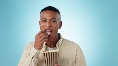 película, cara y el hombre está comiendo palomitas de maíz