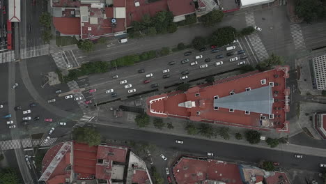 Los-Coches-Circulan-Por-Una-Gran-Calle-Unidireccional-De-La-Ciudad-Debajo-De-La-Antena-De-Seguimiento-Urbano