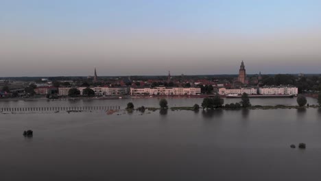 Vastas-Llanuras-Aluviales-Frente-Al-Rostro-De-La-Ciudad-De-La-Torre-Medieval-Hanseática-Holandesa-Zutphen-En-Los-Países-Bajos-Durante-Los-Niveles-Extremadamente-Altos-De-Agua-Del-Río-Ijssel