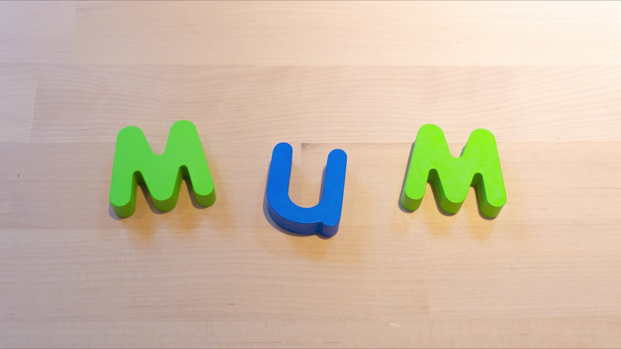 mom texto stop motion animación, palabras saltando para el concepto de vacaciones