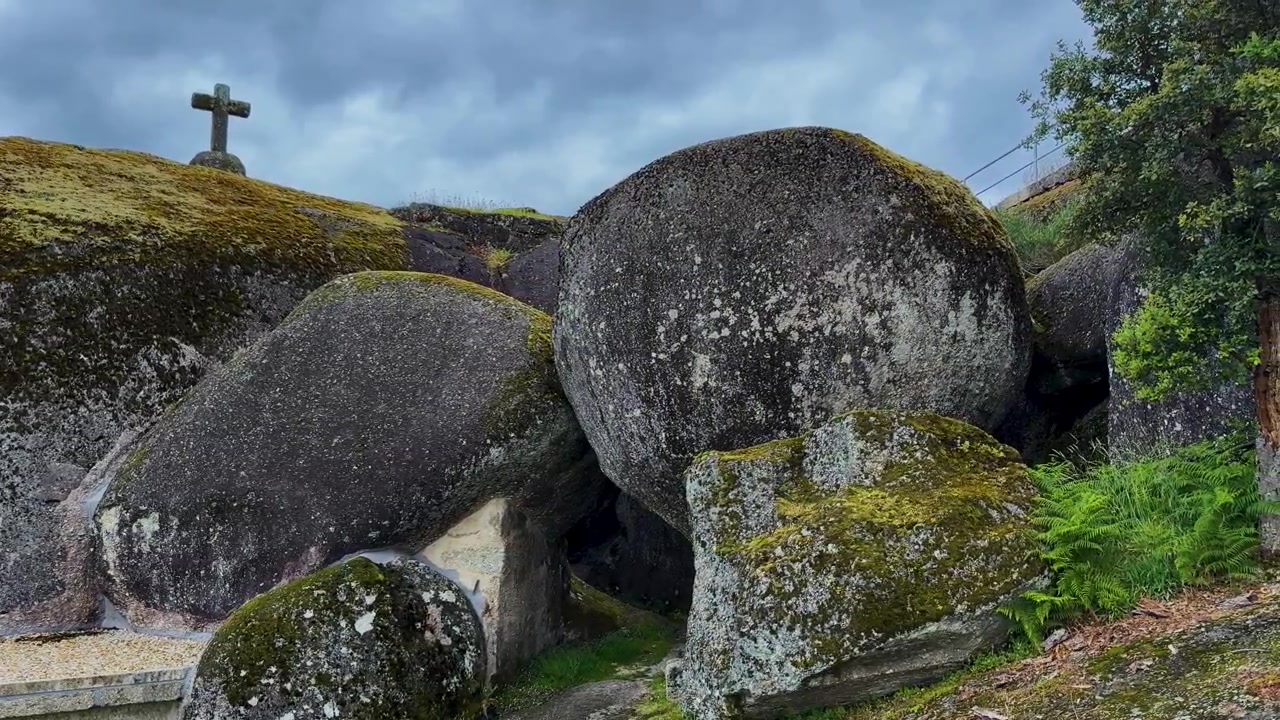 Toma panorámica de la parte trasera de la capilla de roca del Santuario de Nossa Senhora da Lapa.