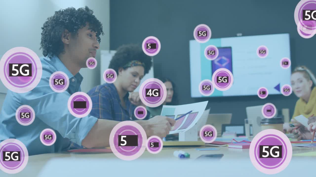 animación de múltiples pancartas de texto 5g y 4g sobre diversos colegas discutiendo juntos en la oficina.