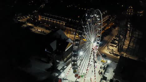 Rueda-De-La-Fortuna-De-Drones-Aéreos-De-4k-En-Diversión-De-Nieve-De-Invierno