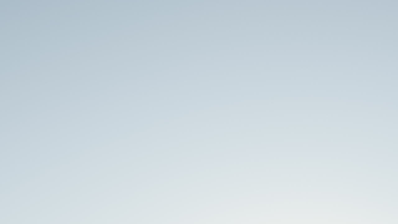 땀으로 뒤덮인 농구공이 공중을 맴돌면서 슬로우 모션 클로즈업