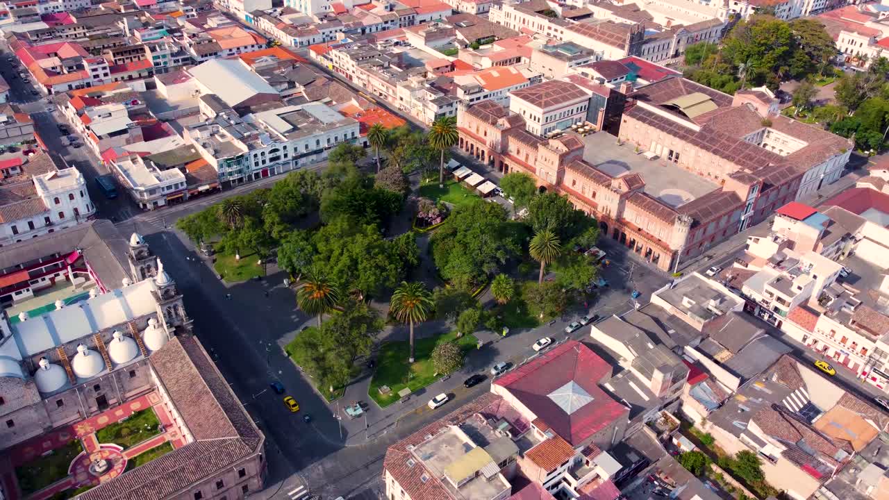 vista desde un avión no tripulado de un parque y una antigua iglesia en ibarra, ecuador