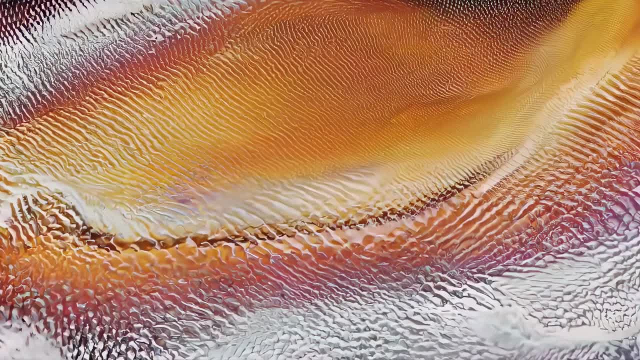 Video astratto con angolazione dall'alto, che mostra texture vibranti e ondulate in rosa, arancione e argento.
