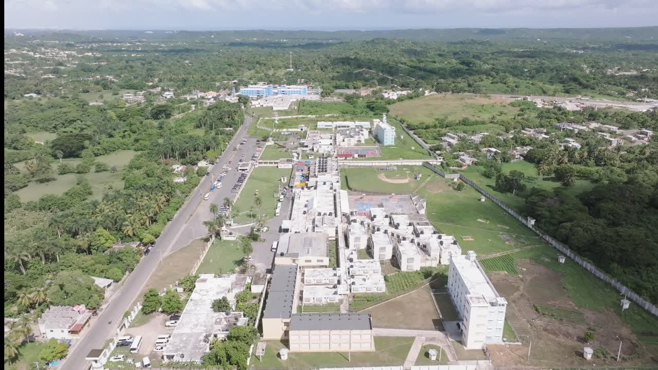 sobrevuelo aéreo de la prisión de najayo en san cristóbal rodeada de naturaleza verde en la república dominicana