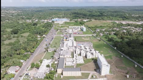 Sobrevuelo-Aéreo-De-La-Prisión-De-Najayo-En-San-Cristobal-Rodeado-De-Naturaleza-Verde-En-República-Dominicana