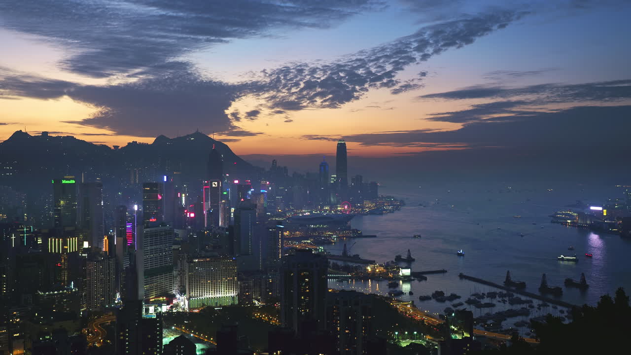 Panorama Zatoki Wiktorii, obejmująca wyspę Hongkong i Kowloon o zmierzchu.