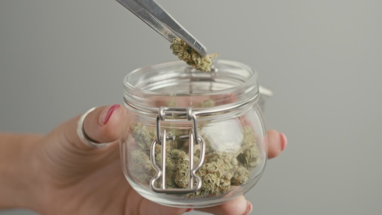 Cannabisknopper i en glaskrukke