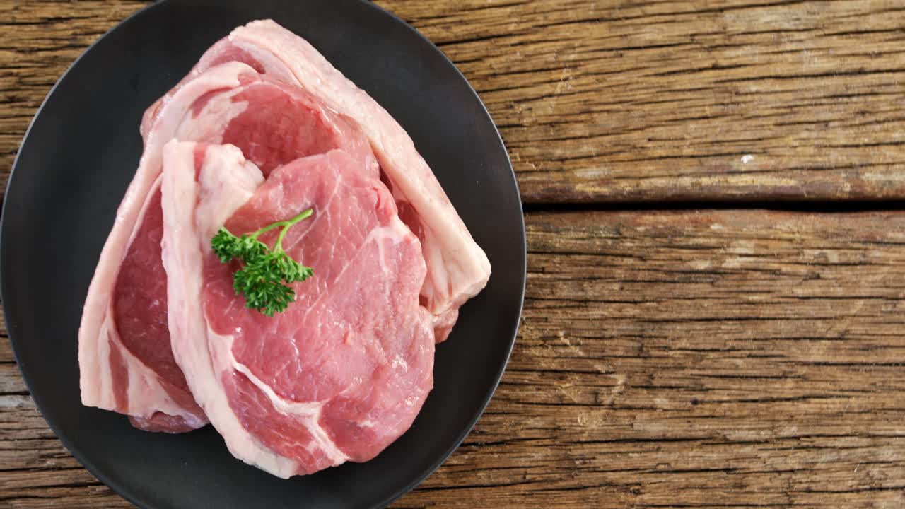 검은 접시에  ⁇ 은  ⁇