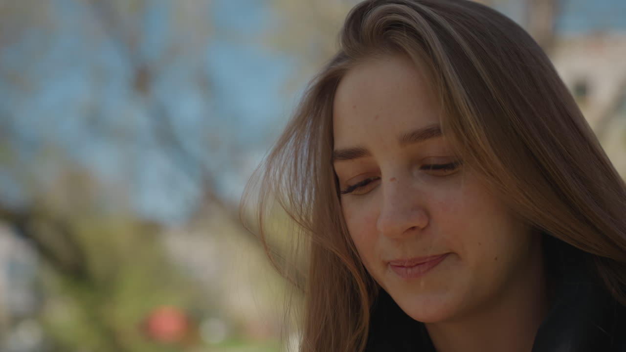 alegría floral primaveral, una mujer alegre aprecia las vibrantes exhibiciones florales durante las excursiones soleadas de primavera, celebrando la belleza de la primavera con alegres flores y una admiración floral al aire libre