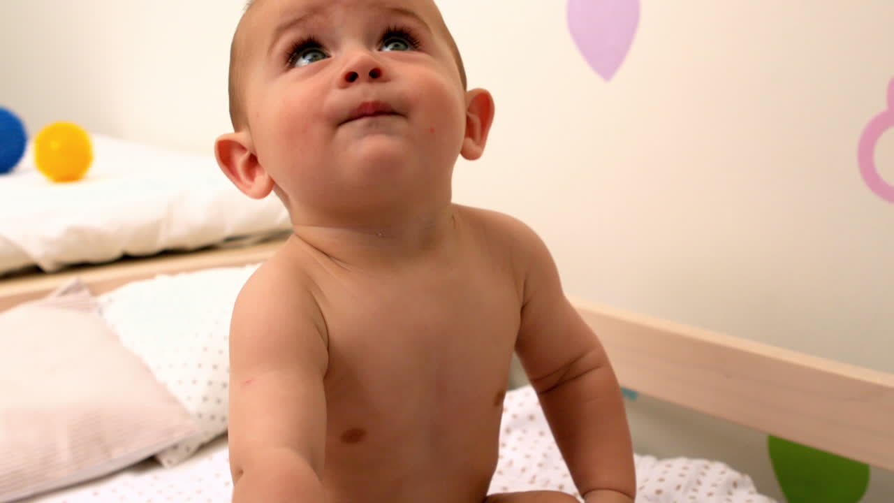 bebé sentado en la cuna