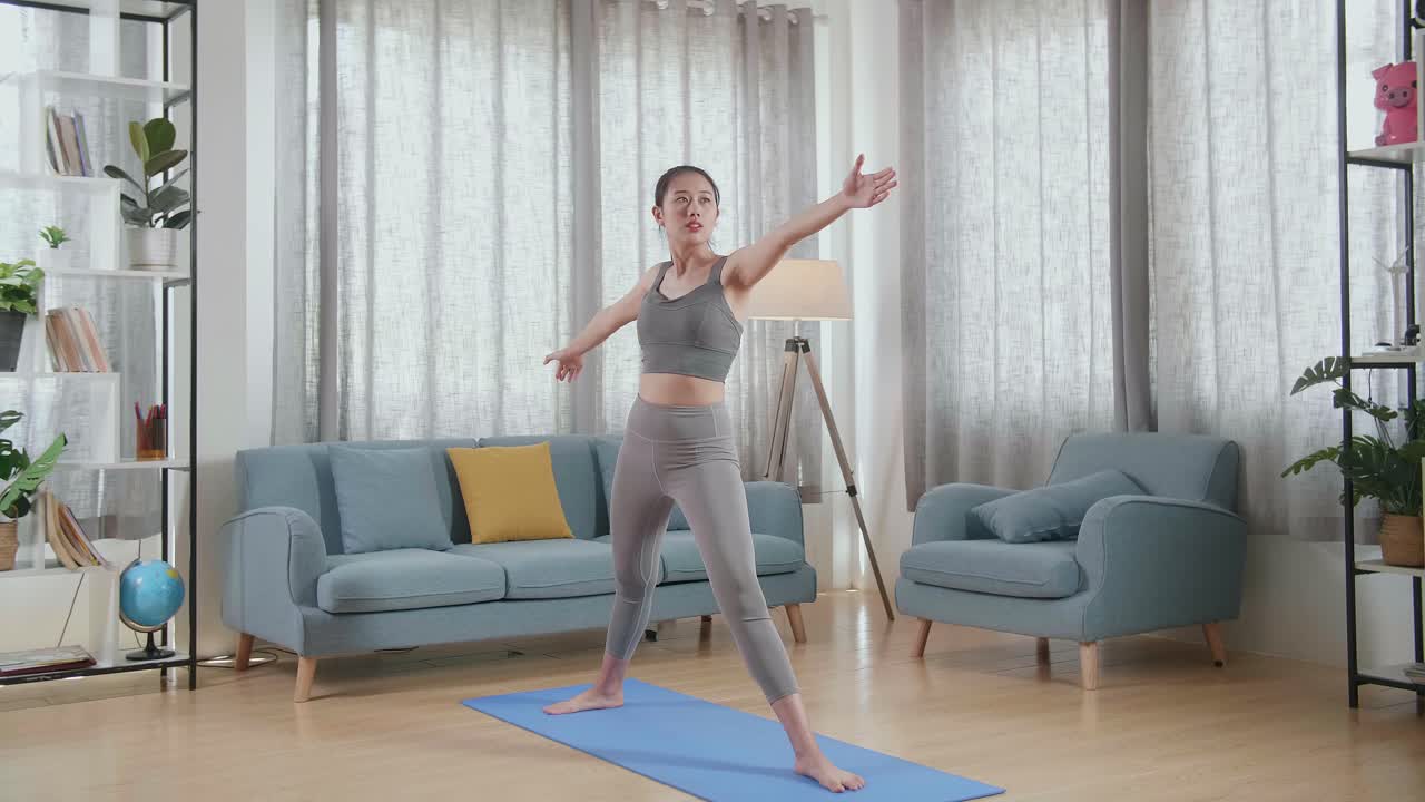 アジアの女性アスリートが自宅でヨガを練習ストレッチウォリアーポーズ2を練習しています健康的なライフスタイルフィットネスウェルビーリングマインドフルネスコンセプト - ライブドアニュース