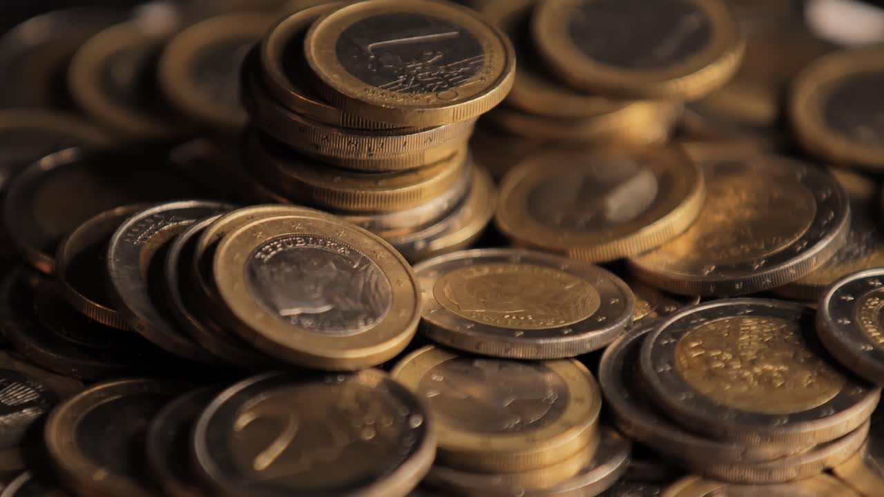 un primer plano de las pilas de monedas de euro apiladas.