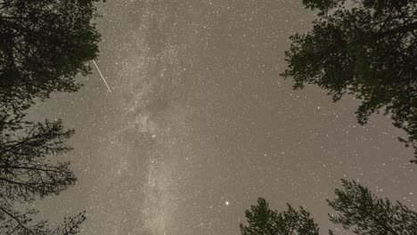 Hermoso-Cielo-Nocturno-Con-Miles-De-Estrellas-Titilantes-Y-La-Vía-Láctea-En-Un-Video-Timelapse