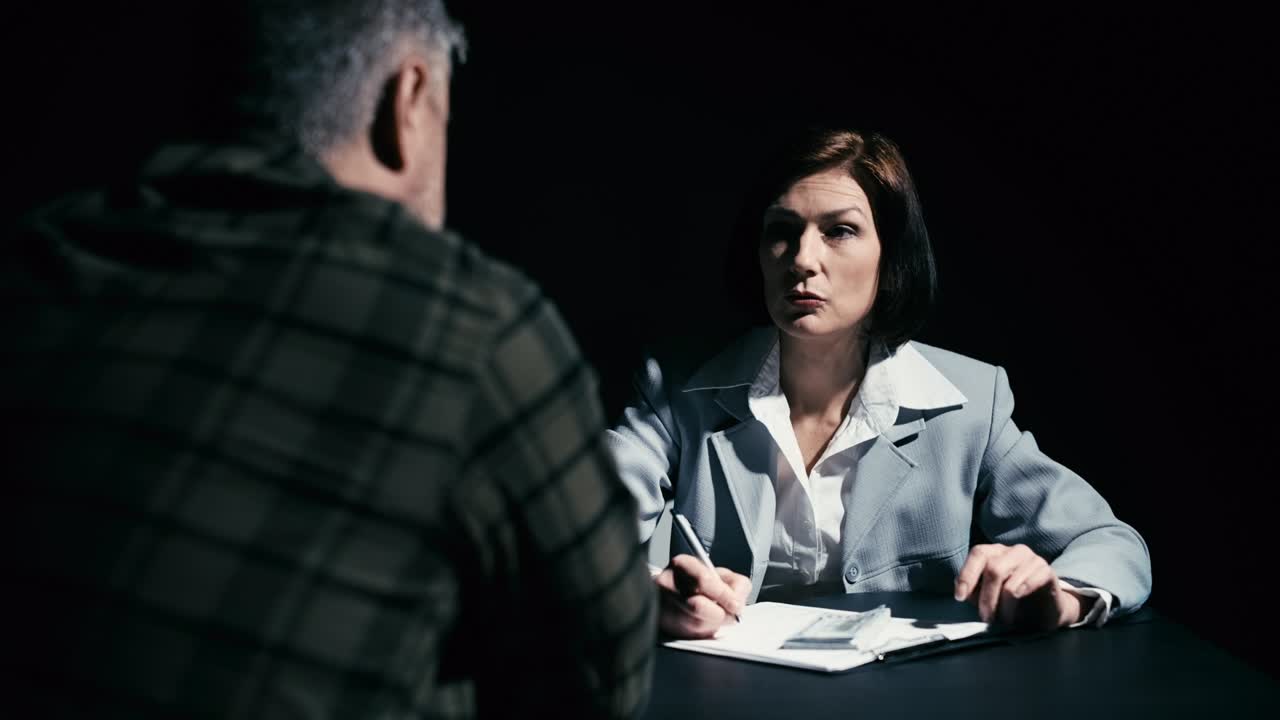 정직한 여성 경찰이 뇌물 제안을 거부하면 정의가 이루어질 것입니다.