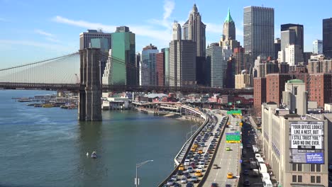 Die-Brooklyn-Bridge-East-River-Und-Der-Fdr-Parkway-An-Einem-Klaren,-Sonnigen-Tag-In-New-York-City-4