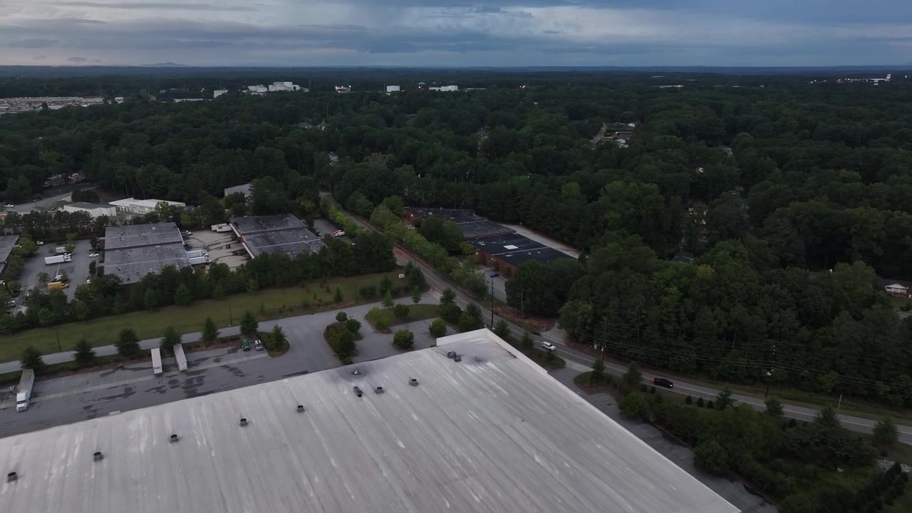Ripresa drone del distretto commerciale e del quartiere di North Atlanta con aree verdi, Doraville, USA