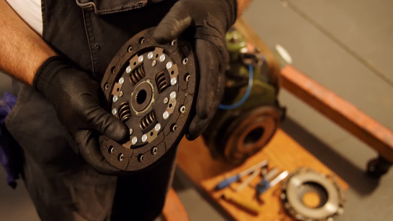 mecánico masculino comprobando la rueda mac 4k