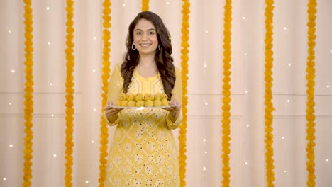 chica india deseando un feliz diwali