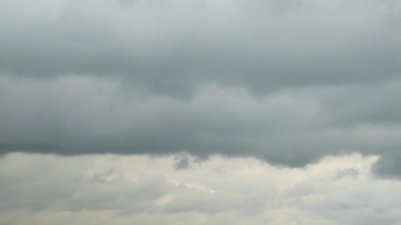 una toma de lapso de tiempo con nubes moviéndose