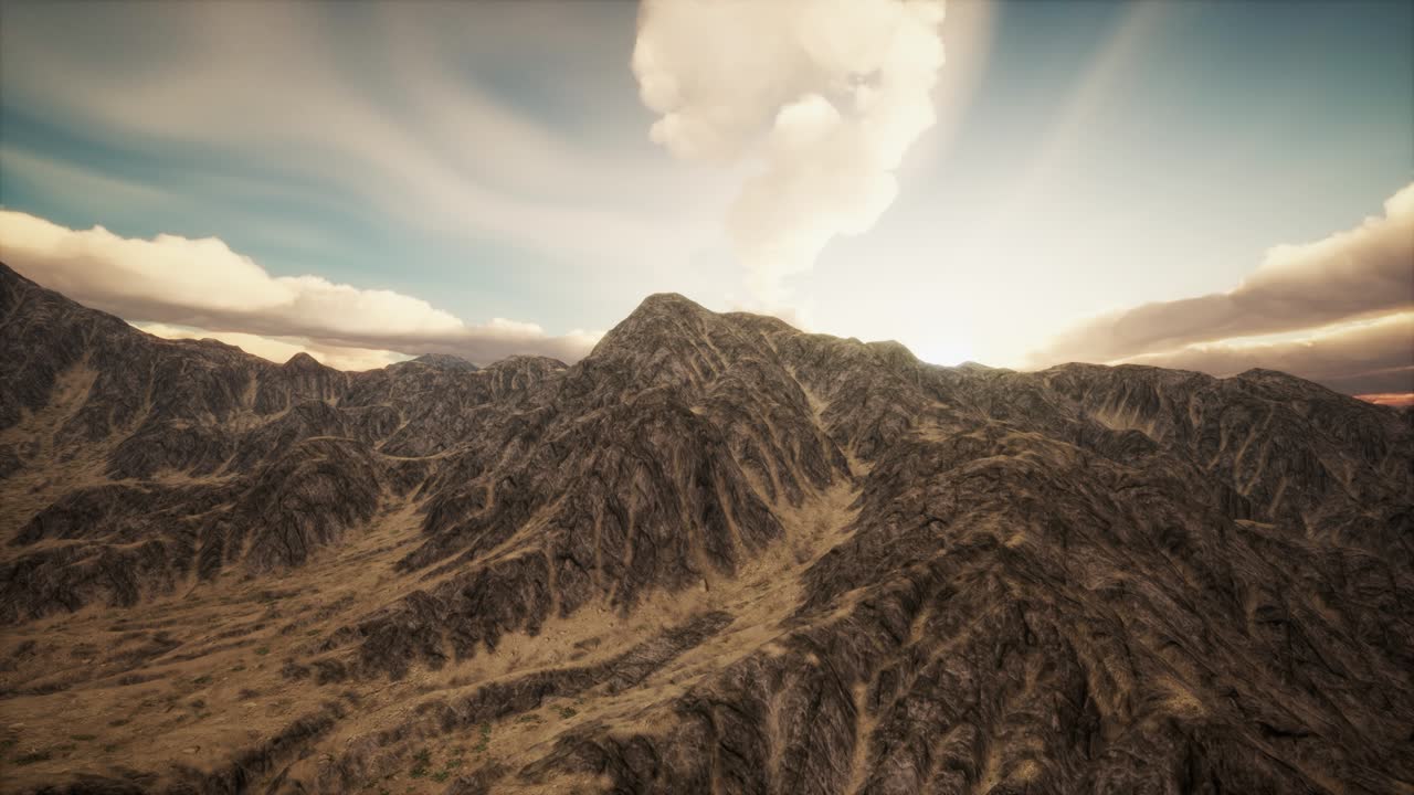 rayos de sol contra el telón de fondo de las montañas