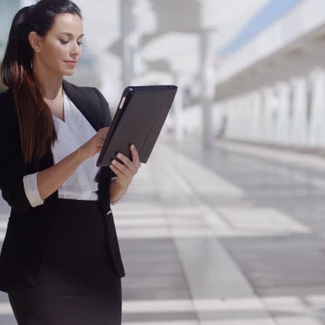 Elegant-businesswoman-on-a-seafront-promenade