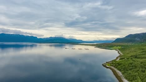 Imágenes-Aéreas-De-Una-Granja-De-Pesca-De-Salmón-En-Noruega