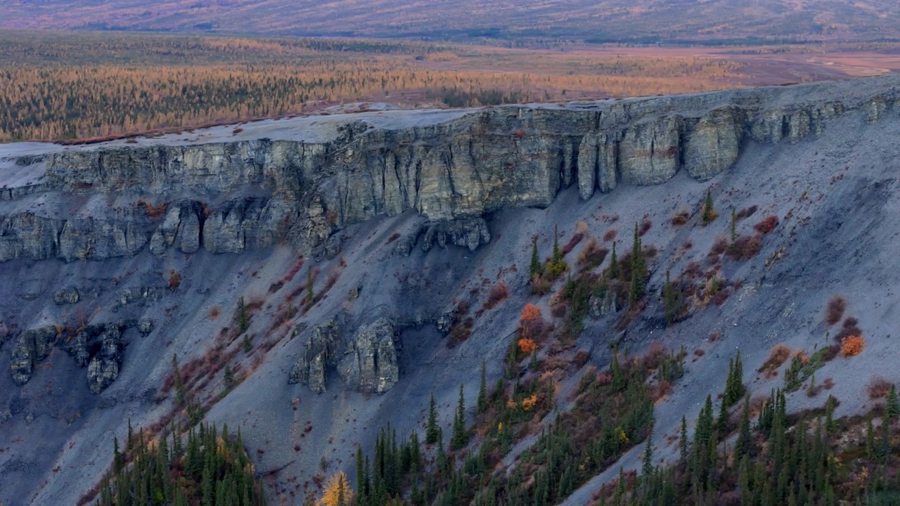Scogliera rocciosa nella natura selvaggia del Passo Wright nello Yukon, Canada - Ripresa aerea con drone.
