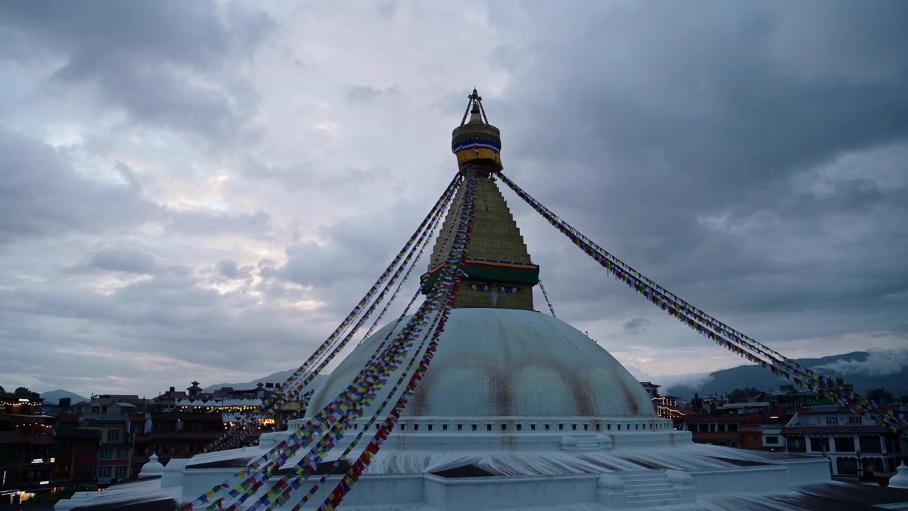 Stupa di Boudhanath a Kathmandu, Nepal al tramonto, un famoso e popolare sito religioso buddista, una destinazione di viaggio iconica e attrazione turistica a Kathmandu, un sito storico e importante del Buddismo