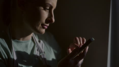 close-up of a focused woman browsing the internet on a smartphone