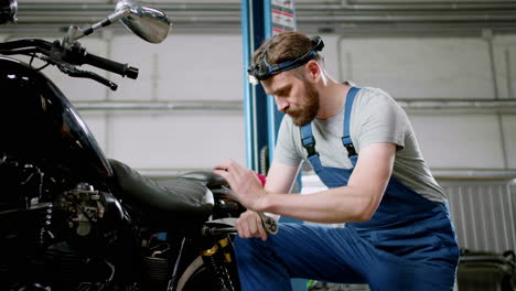 hombre trabajando en una motocicleta