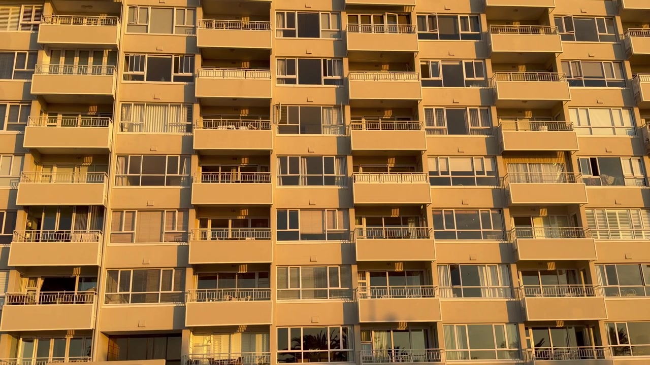Um edifício de apartamentos de frente para o sol na hora mágica.