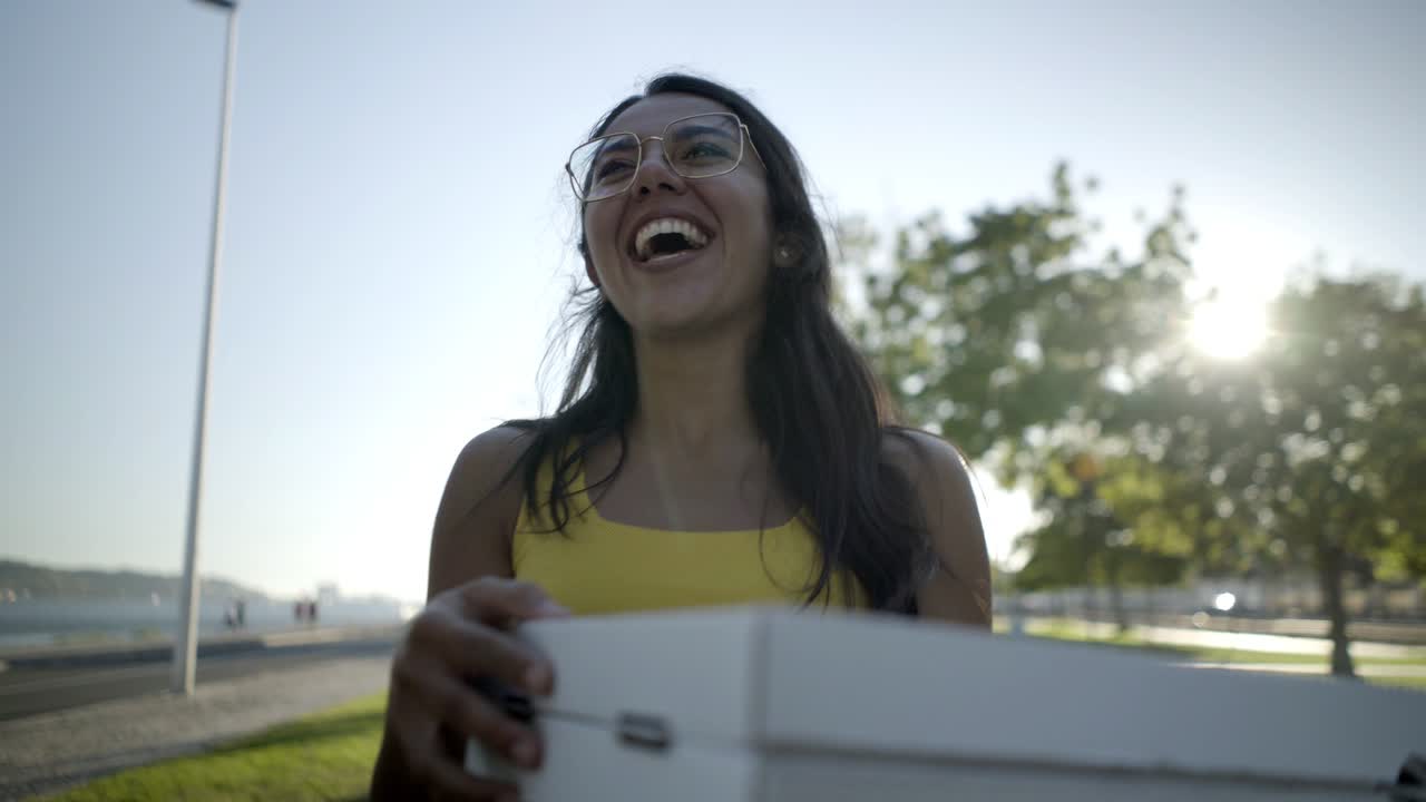 mujer feliz sosteniendo cajas de pizza