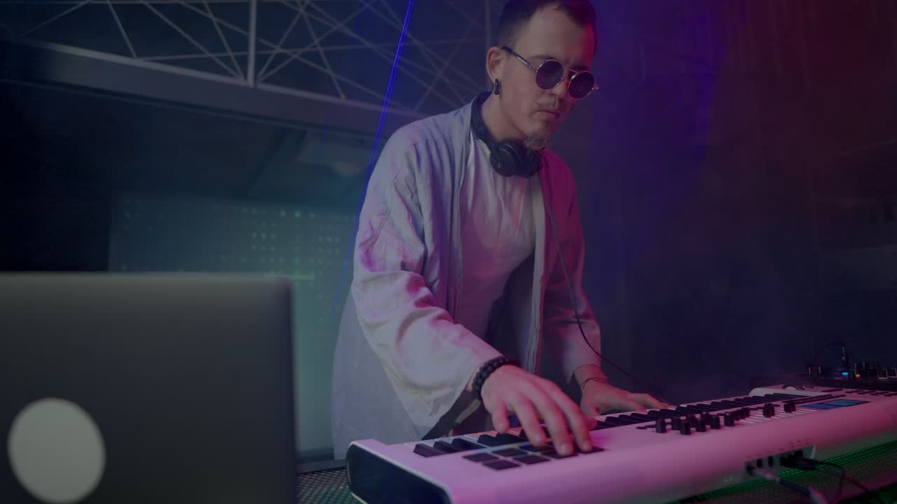 dj con gafas profesionalmente actúa en una fiesta en un club nocturno