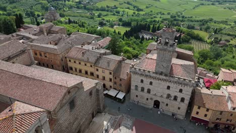 órbita aérea alrededor de la torre del reloj en la pequeña ciudad de montepulciano, toscana