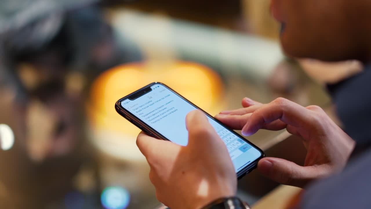 persona que usa un teléfono inteligente en un café