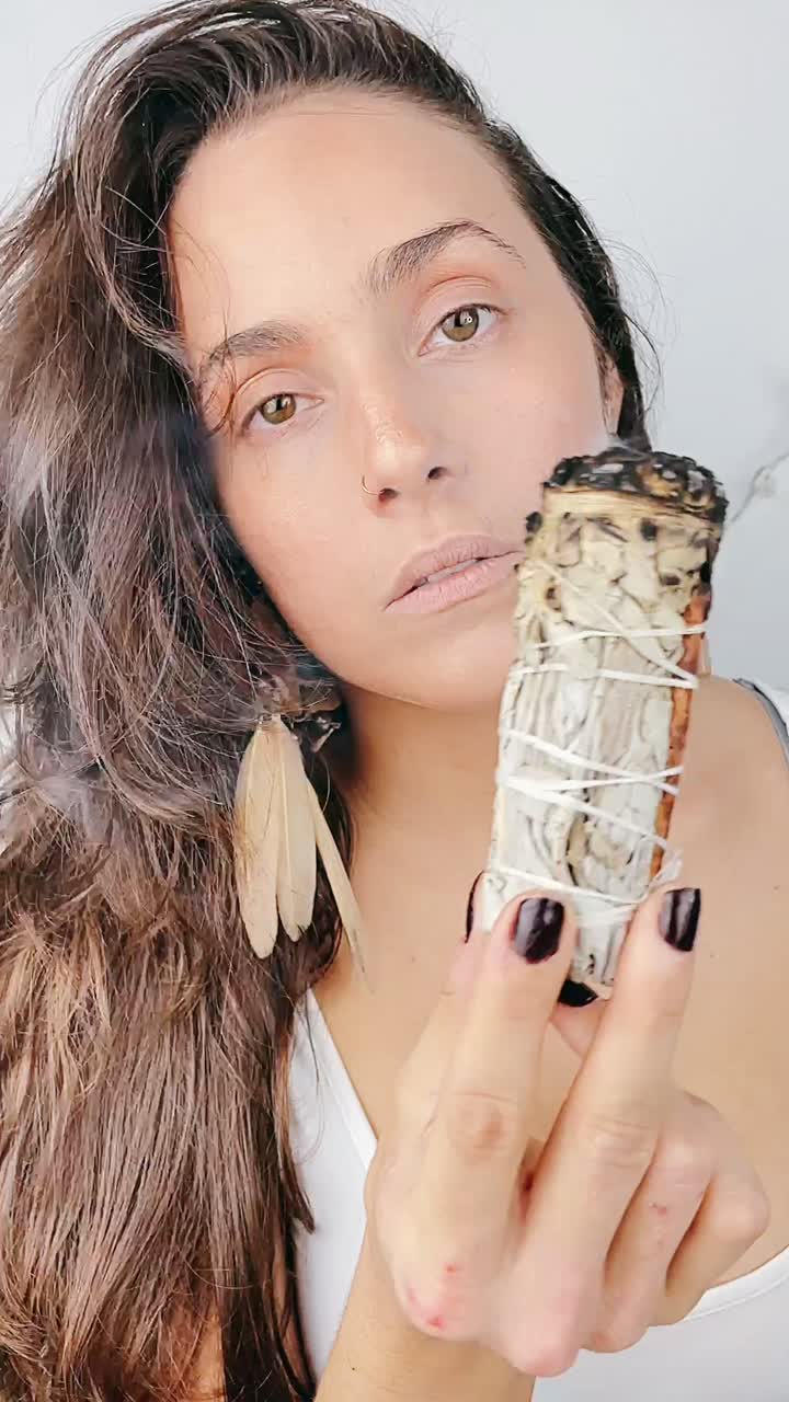 Mujer manchando con salvia blanca