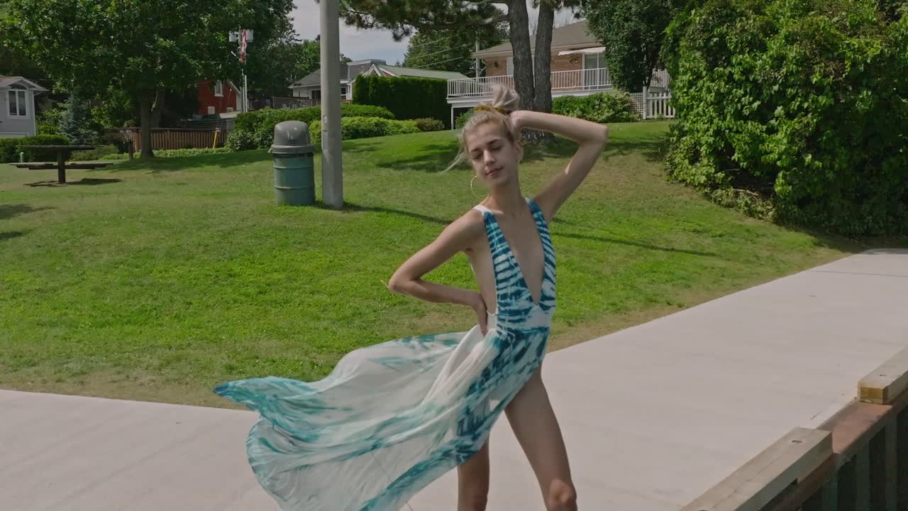 mujeres jóvenes en bikini traje de baño a cámara lenta