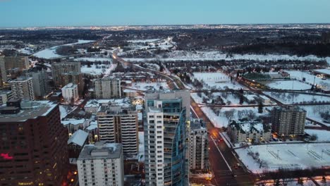 3-3-Luft-Nacht-Flug-über-Winter-Festliche-Stadt-Flussufer-Moderne-Gebäude-Parks-Skyline-Wald-Natur-Schlittenglocken-Weihnachtsbeleuchtung-An-Gebäuden-Bäume-Gehwege-U-bahnsystem-Unterirdische-Stadtpfade