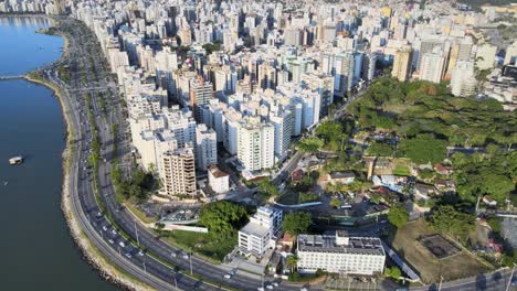 escena de drones aéreos a gran altura del centro de florianópolis centro urbano gran capital con muchos edificios calles y puente hercilio luz centro urbano visto desde arriba capital santa catarina