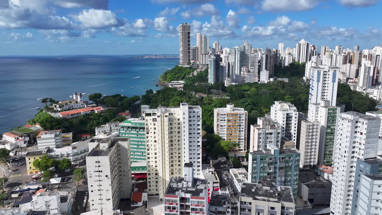 Horizonte de Salvador em Salvador, Bahia, Brasil. Paisagem de Praia. Edifícios Residenciais. Distrito Central. Horizonte de Salvador na Bahia, Brasil. Paisagem Urbana Incrível