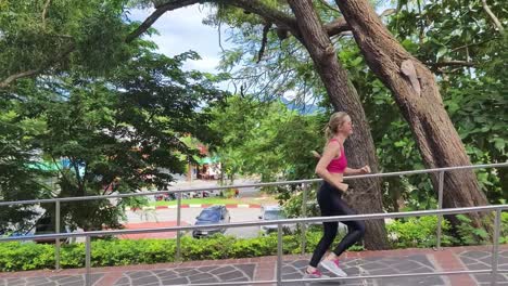 Mujer corriendo en el parque