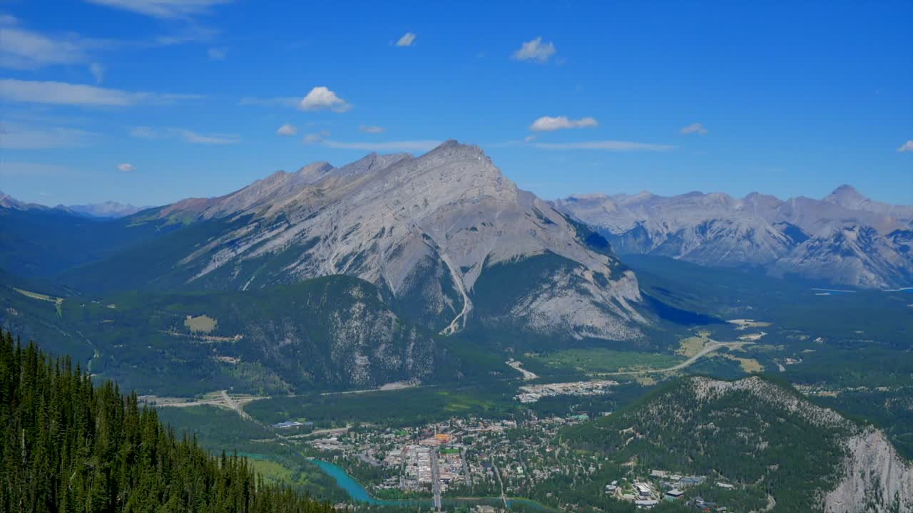 Bellissimo time-lapse di nuvole in movimento nel Parco Nazionale di Banff a Banff, Canada