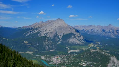 Schöner-Zeitraffer-Von-Sich-Bewegenden-Wolken-Im-Banff-nationalpark-In-Banff,-Kanada