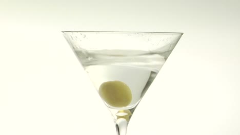 Se-Echa-Una-Aceituna-Verde-En-Un-Martini