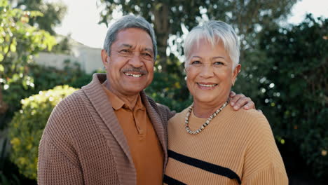 Feliz,-Amor-Y-Rostro-De-Pareja-Mayor-En-El-Jardín.