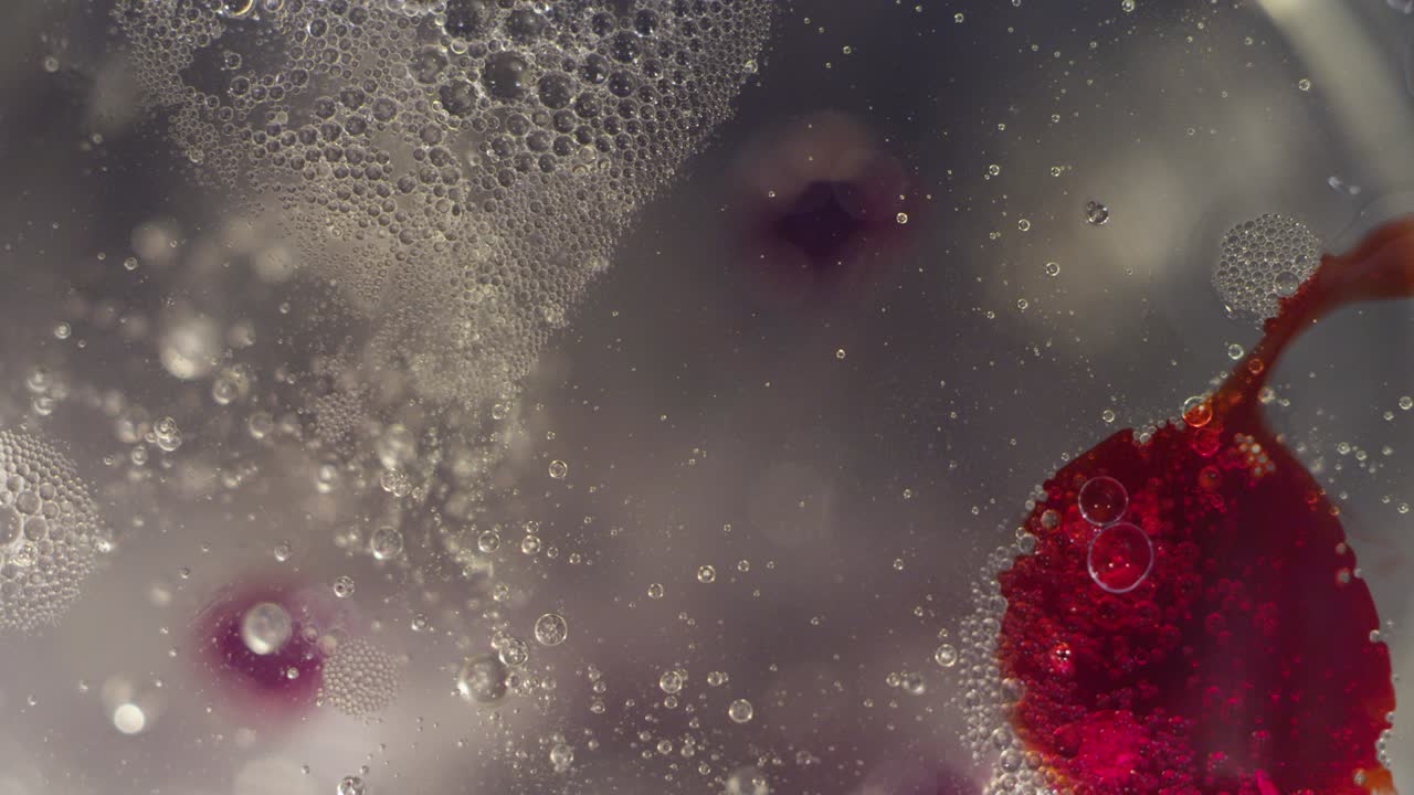 액체 질감 바탕에서 움직이는 고 은 거품의 매크로 추상