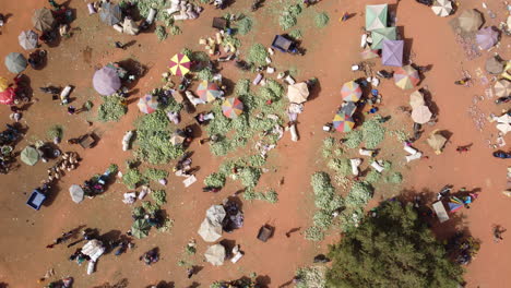 Video-Aéreo-De-Una-Zona-De-Mercado-Donde-La-Gente-Compra-En-Burkina-Faso,-África